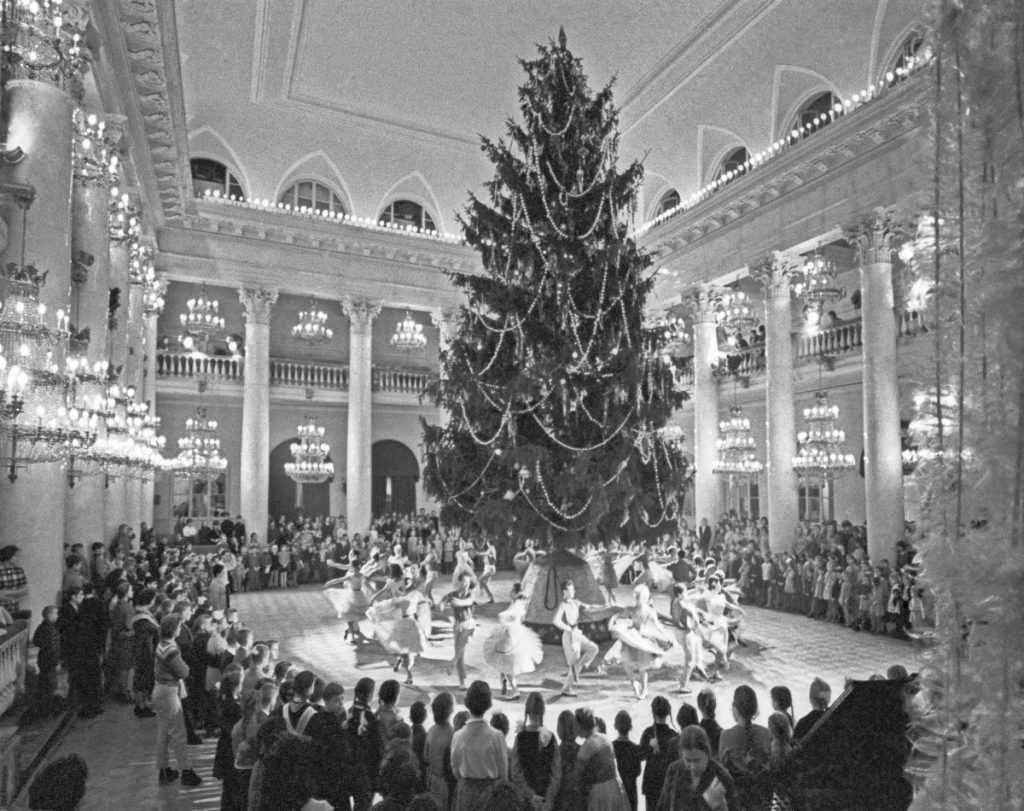 Новогодняя елка в Колонном зале дома Союзов. 1950-е г.