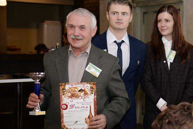 Кубок и диплом "За лучшее полусухое домашнее вино" образец №5, получил Виктор Митин из Ленино