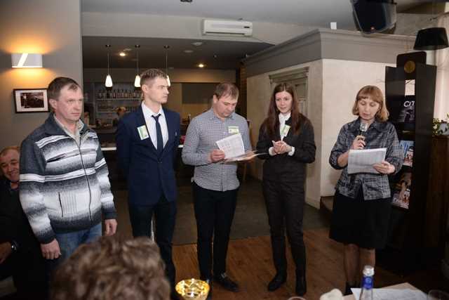 Кубок и диплом "За лучшее полусладкое домашнее вино" образец №14, получил Олег Зайцев из Сселок.