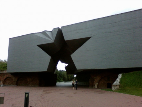 Главный вход в мемориальный комплекс  Брестская крепость