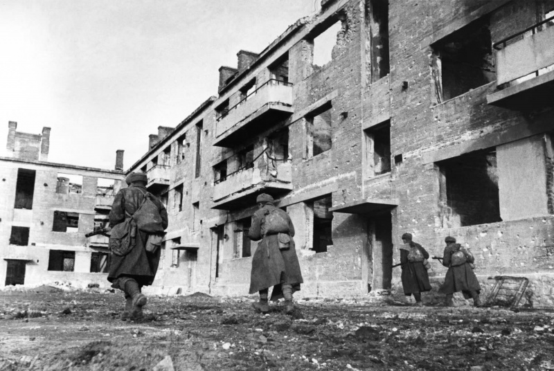 Советская штурмовая группа ведет операцию по захвату здания, в котором засел противник