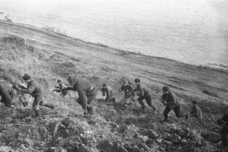 Бойцы 369-го отдельного батальона морской пехоты атакуют противника в районе Керчи