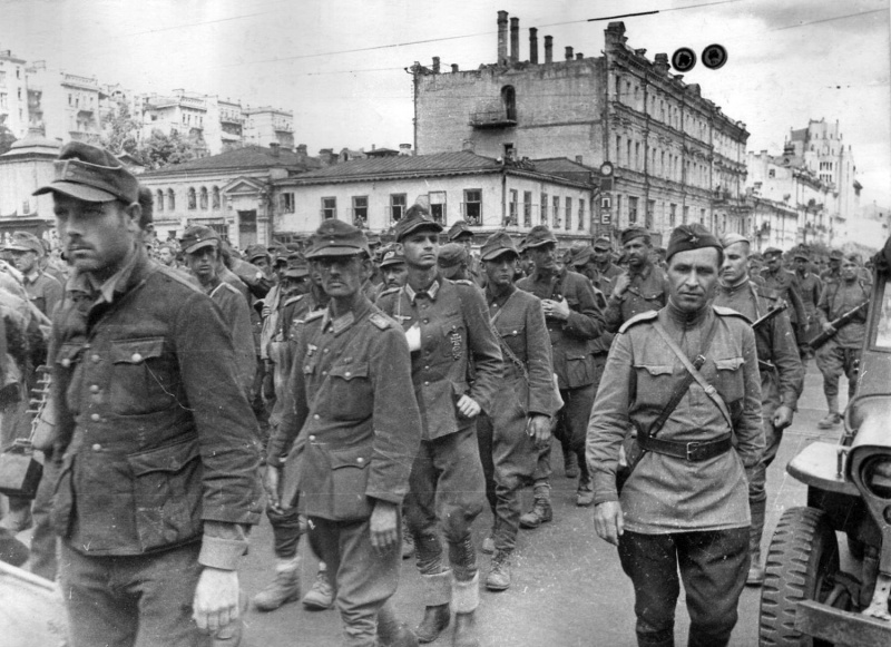Немецкие военнопленные проходят по улицам Киева