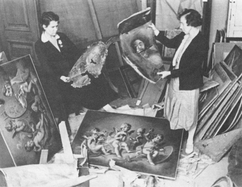 Подготовка к выставке памятников ис-кусства и картин, оставшихся в городе во время блокады Ленинграда