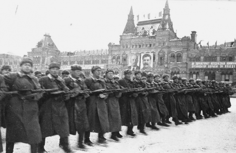 Прохождение пехотных частей по Красной площади во время парада 7-го ноября 1941-го года