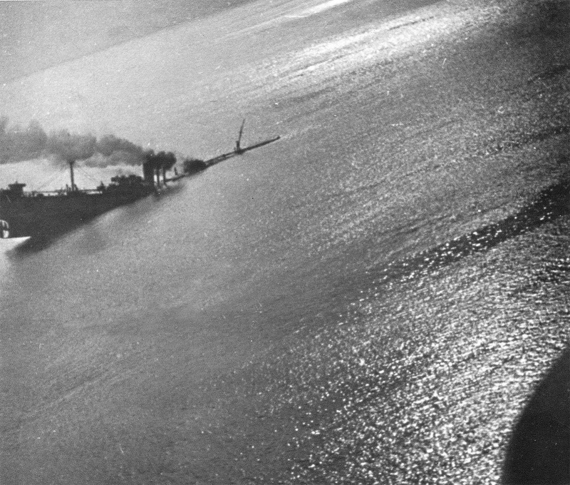 Вид на тонущий транспорт из состава конвоя PQ-17 c борта бомбардировщика Юнкерс Ю-88 лейтенанта Вилли Эркенса из 2-й группы 30-й бомбардировочной эскадры люфтваффе. Баренцево море.
