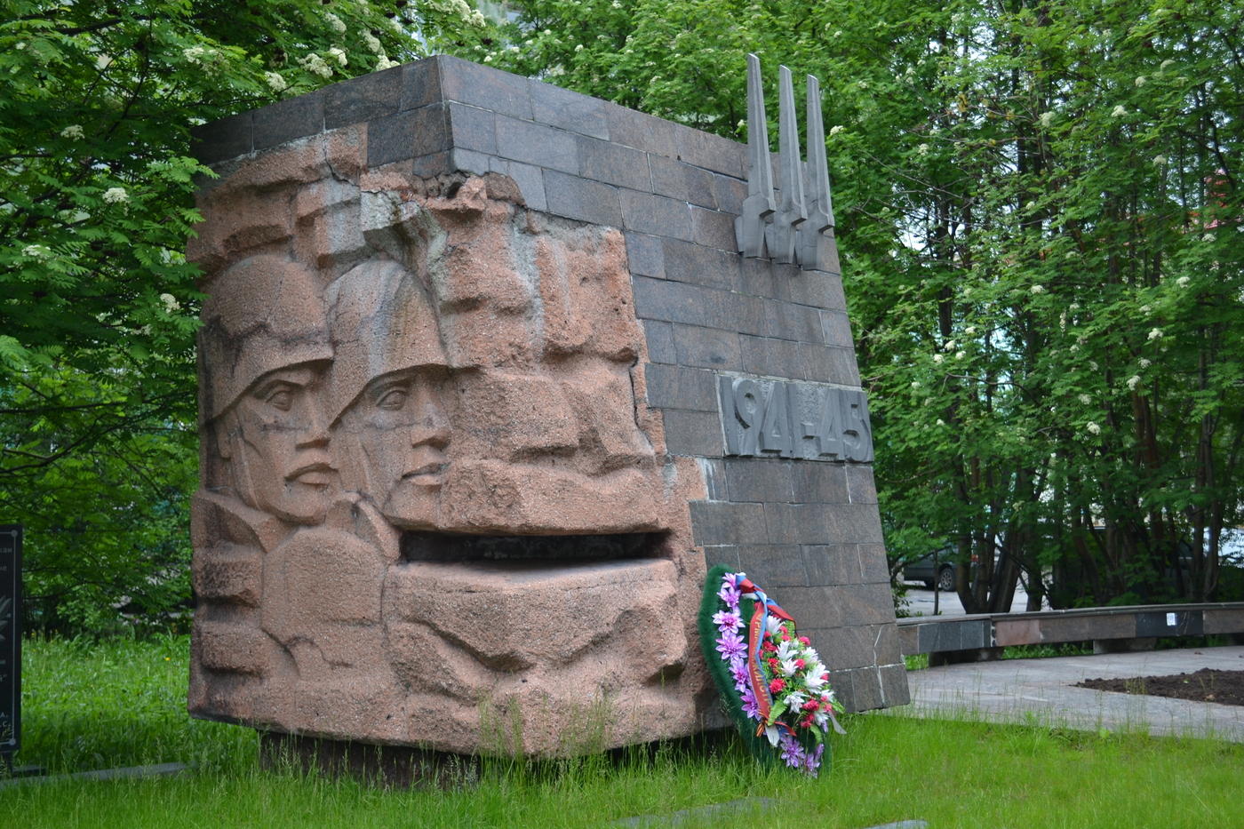 Памятник «В честь строителей, погибших в 1941-1945 годах»
