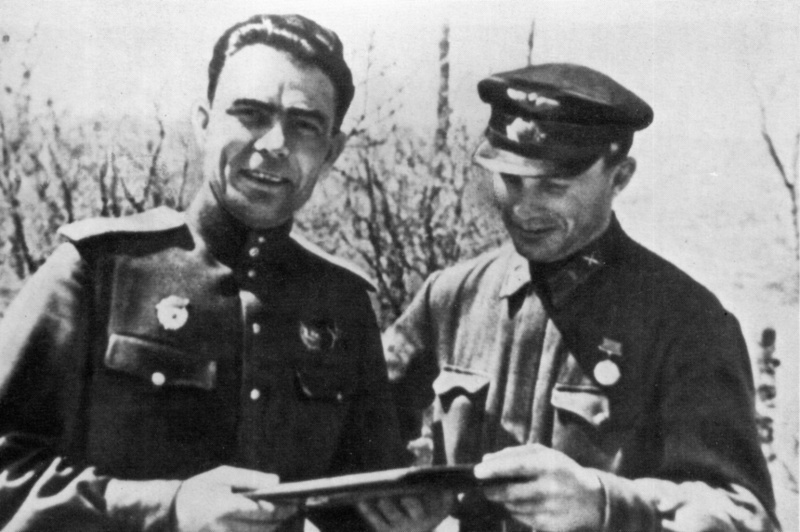 Начальник политотдела 18-й армии полковник Л. И. Брежнев с инспекцией на "Малой земле"