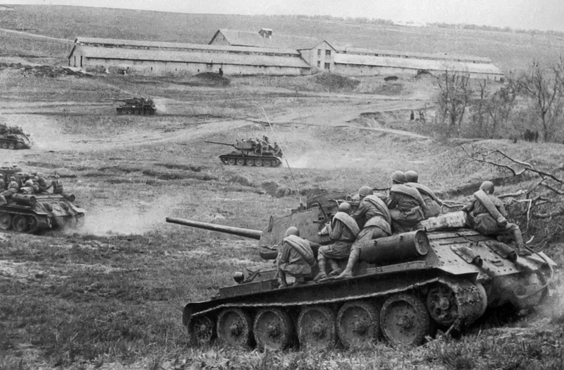 Советские танки Т-34-85 с десантом идут в бой за станцию Раздельная в районе Одессы. 3-й Украинский фронт