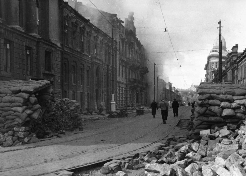 Вид на улицу в захваченной немцами Одессе