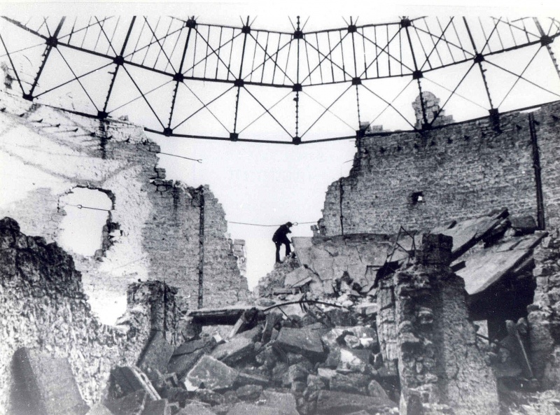 Разрушенное здание Панорамы в освобожденном Севастополе