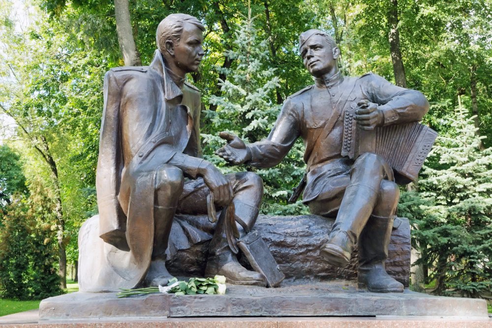 Памятник А. Т. Твардовскому и его литературному герою Василию Теркину