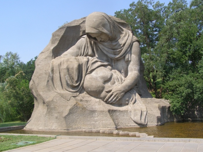 Скульптура "Скорбь матери"