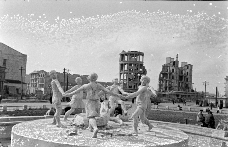 Фонтан «Детский хоровод» на вокзальной площади, на фоне разрушенных домов в Сталинграде (1947 г.)