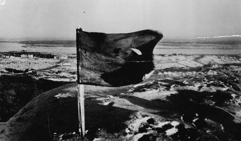 Красное знамя на Мамаевом кургане в Сталинграде