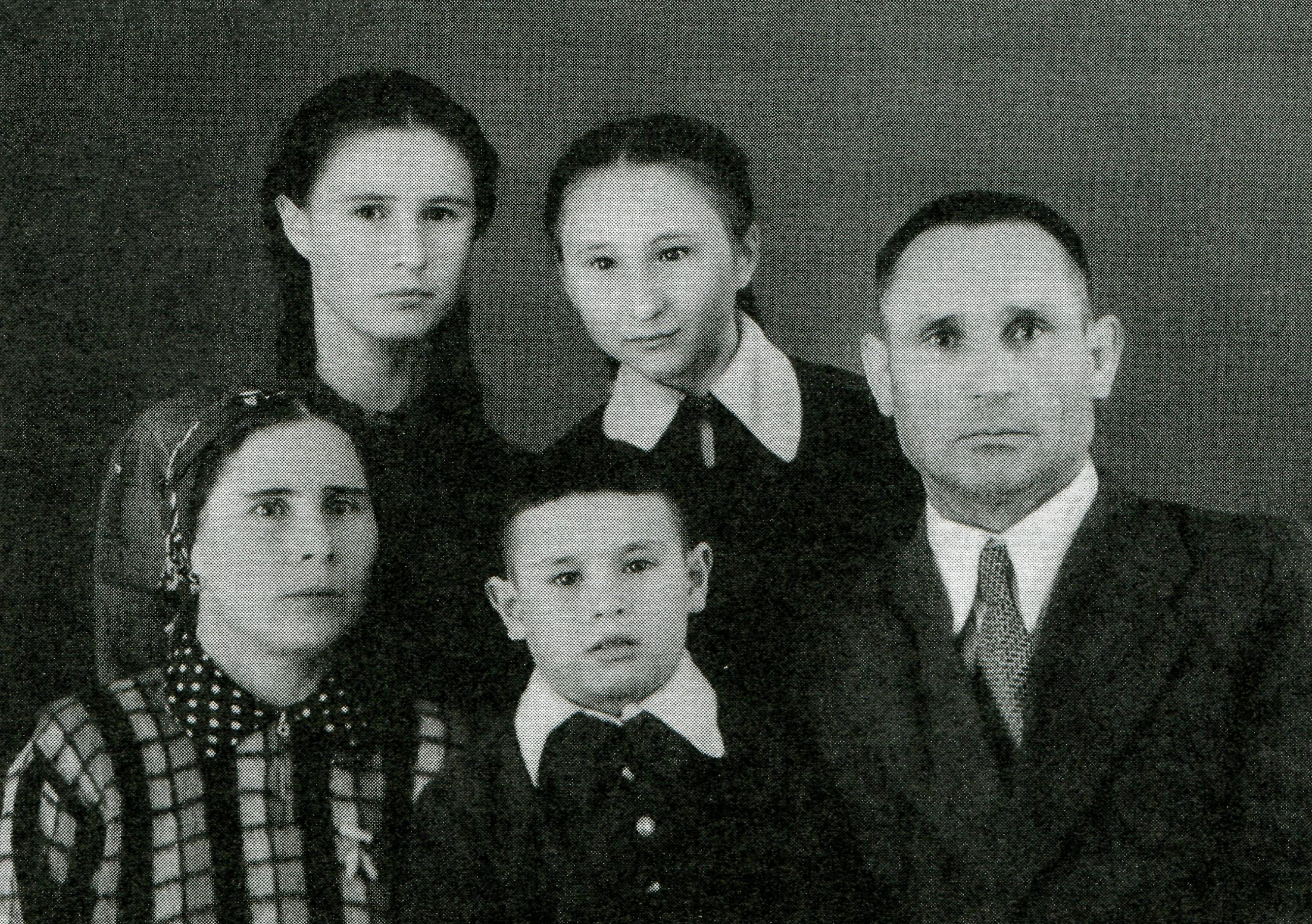 Семья Хабировых  (Венера Закировна –  во втором ряду справа)
